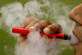 Dražší e-cigarety vrátí kuřáky k tabáku - Novinky